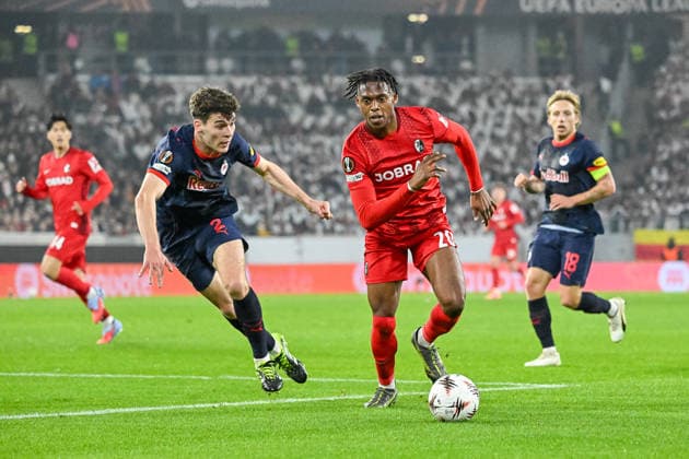Junior Adamu (SC Freiburg, 20) am Ball und m Laufduell mit Jacob Rasmussen (FC Red Bull Salzburg, 02) GER, SC Freiburg - FC Salzburg, Fussball, Europa League, 6. Spieltag, Saison 2025 2026, 11.12.2025 GER, SC Freiburg - FC Salzburg, Fussball, Europa League, 6. Spieltag, Saison 2025 2026, 11.12.2025 Freiburg Copyright: xEibner-Pressefoto ThomasxHessx EP_THS