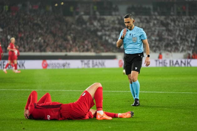 UEFA Europa League: SC Freiburg vs FC Salzburg, 11.12.2025 Elchin Masiyev (Schiedsrichter) der zu dem liegengebliebenen Matthias Ginter (SC Freiburg, 28) UEFA Europa League: SC Freiburg vs FC Salzburg, Europa-Park-Stadion, 11.12.2025 Copyright: xBEAUTIFULxSPORTS Boscox
