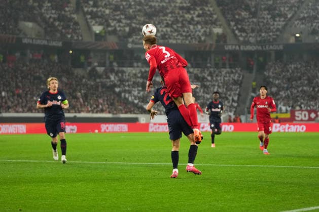 UEFA Europa League: SC Freiburg vs FC Salzburg, 11.12.2025 Kopfballduell zwischen Philipp Lienhart (SC Freiburg, 3) und Stefan Lainer (FC Salzburg, 22) UEFA Europa League: SC Freiburg vs FC Salzburg, Europa-Park-Stadion, 11.12.2025 Copyright: xBEAUTIFULxSPORTS Boscox