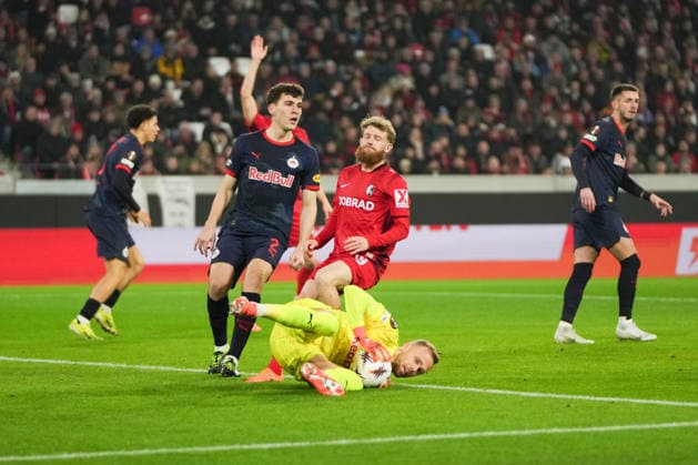 UEFA Europa League: SC Freiburg vs FC Salzburg, 11.12.2025 Alexander Schlager (FC Salzburg, 1) mit einer Parade UEFA Europa League: SC Freiburg vs FC Salzburg, Europa-Park-Stadion, 11.12.2025 Copyright: xBEAUTIFULxSPORTS Boscox