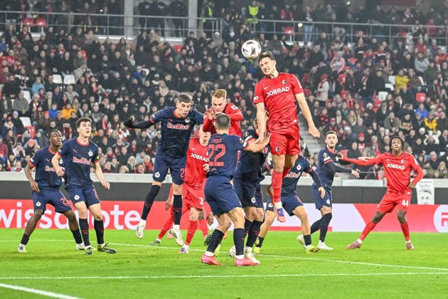 Maximilian Eggestein (SC Freiburg, 08) beim Kopfball. GER, SC Freiburg - FC Salzburg, Fussball, Europa League, 6. Spieltag, Saison 2025 2026, 11.12.2025 GER, SC Freiburg - FC Salzburg, Fussball, Europa League, 6. Spieltag, Saison 2025 2026, 11.12.2025 Freiburg Copyright: xEibner-Pressefoto ThomasxHessx EP_THS