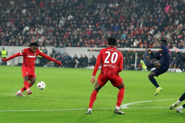 11.12.2025, xrekx, Fussball UEFA Europa League, SC Freiburg - RB Salzburg v.l. Torschuss Johan Manzambi (SC Freiburg) (DFL DFB REGULATIONS PROHIBIT ANY USE OF PHOTOGRAPHS as IMAGE SEQUENCES and or QUASI-VIDEO) Freiburg