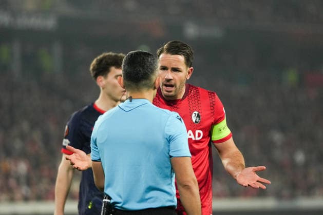 UEFA Europa League: SC Freiburg vs FC Salzburg, 11.12.2025 Christian Günter (SC Freiburg, 30) der mit Elchin Masiyev (Schiedsrichter) diskutiert UEFA Europa League: SC Freiburg vs FC Salzburg, Europa-Park-Stadion, 11.12.2025 Copyright: xBEAUTIFULxSPORTS Boscox