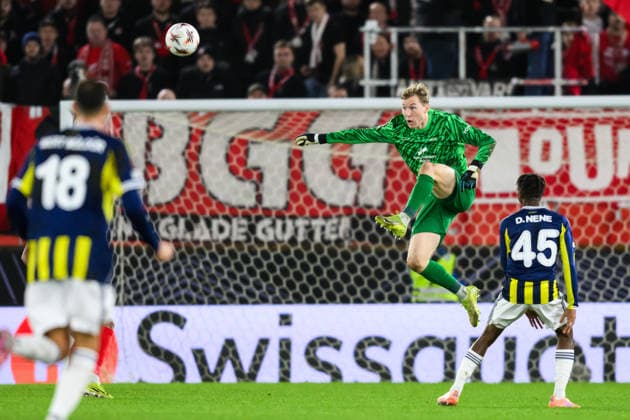 251211 Goalkeeper Mathias Dyngelandof Brann during the UEFA Europa League football match between Brann and Fenerbache on December 11, 2025 in Bergen. Photo: Marius Simensen BILDBYRAN COP 238 MM0053 bbeng fotboll football soccer fotball uefa europa league brann fenerbache Copyright: MARIUSxSIMENSEN BB251211ZO031