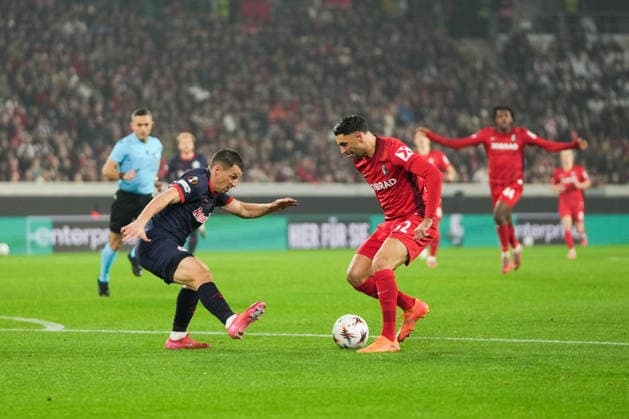 UEFA Europa League: SC Freiburg vs FC Salzburg, 11.12.2025 Zweikampf zwischen Stefan Lainer (FC Salzburg, 22) und Vincenzo Grifo (SC Freiburg, 32) UEFA Europa League: SC Freiburg vs FC Salzburg, Europa-Park-Stadion, 11.12.2025 Copyright: xBEAUTIFULxSPORTS Boscox