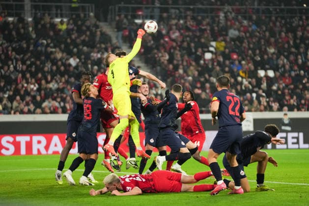UEFA Europa League: SC Freiburg vs FC Salzburg, 11.12.2025 Alexander Schlager (FC Salzburg, 1) der den Ball in der Luft wegfaustet UEFA Europa League: SC Freiburg vs FC Salzburg, Europa-Park-Stadion, 11.12.2025 Copyright: xBEAUTIFULxSPORTS Boscox