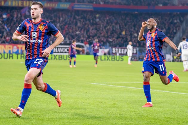 11 12 2025, Basel, St. Jakob-Park, Europa League: FC Basel - Aston Villa, no goal because offside 22 Leo Leroy (Basel) and 11 Benie Traore (Basel) Basel St. Jakob-Park Basel Switzerland Copyright: xJustPictures.ch PascalxvonxBürenx jp-en-PaVoB-_VB_6400-1-2