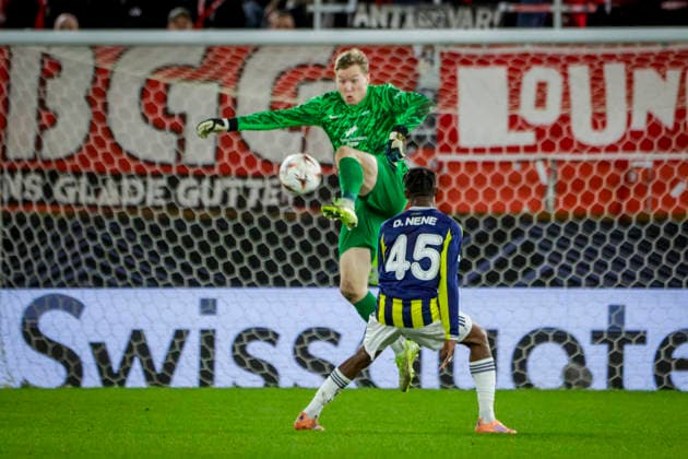 UEFA Europa League 2025 SK Brann Fenerbahce Bergen 20251211 Brann s goalkeeper Mathias Dyngeland and Fenerbahce s Nene Dorgeles during the UEFA Europa League match between SK Brann and Fenerbahce at Brann Stadium Photo Paul S Amundsen NTB Bergen Norway EDITORIAL USE ONLY RESTRICTED USE FOR BETTING COMPANIES  Copyright: xPaulxS.xAmundsenx xNTBx
