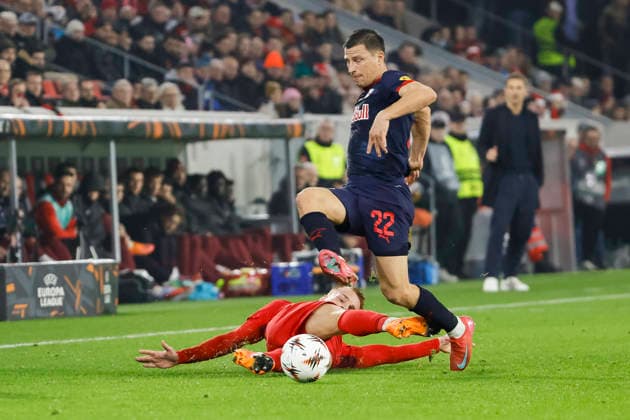 Philipp Lienhart (SC Freiburg, 03) und Stefan Lainer (RB Salzburg, 22) im Zweikampf , Deutschland, Fussball, UEFA Europa League, 6. Spieltag, 2025 2026, SC Freiburg vs. RB Salzburg, 11.12.2025, Europa-Park Stadion (Freiburg), Freiburg im Breisgau, Deutschland Freiburg im Breisgau Europa-Park Stadion (Freiburg) Baden-Württemberg Deutschland Copyright: xGrantxHubbsx