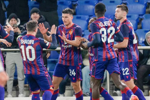 11 12 2025, Basel, St. Jakob-Park, Europa League: FC Basel - Aston Villa, 24 Flavius Daniliuc (Basel) celebrates after scoring her team s first goal with teammates 10 Xherdan Shaqiri (Basel) Basel St. Jakob-Park Basel Switzerland Copyright: xJustPictures.ch PascalxvonxBürenx jp-en-PaVoB-_PVB0766-1