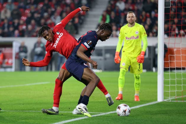 11.12.2025, xrekx, Fussball UEFA Europa League, SC Freiburg - RB Salzburg v.l. Junior Adamu (SC Freiburg) Joane Gadou (FC Red Bull Salzburg) Alexander Schlager (FC Red Bull Salzburg) Zweikampf, Aktion, action, battle for the ball (DFL DFB REGULATIONS PROHIBIT ANY USE OF PHOTOGRAPHS as IMAGE SEQUENCES and or QUASI-VIDEO) Freiburg