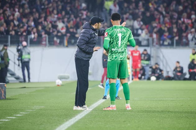 11.12.2025, xhettx, Fussball UEFA Europa League, SC Freiburg - RB Salzburg v.l. Julian Schuster (SC Freiburg, Trainer) mit Anweisungen an Noah Atubolu (SC Freiburg, 1) (DFL DFB REGULATIONS PROHIBIT ANY USE OF PHOTOGRAPHS as IMAGE SEQUENCES and or QUASI-VIDEO) Freiburg