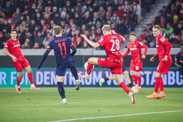 11.12.2025, xhettx, Fussball UEFA Europa League, SC Freiburg - RB Salzburg v.l. Matthias Ginter (SC Freiburg, 28) vor Yorbe Vertessen (FC Salzburg, 11) am Ball (DFL DFB REGULATIONS PROHIBIT ANY USE OF PHOTOGRAPHS as IMAGE SEQUENCES and or QUASI-VIDEO) Freiburg