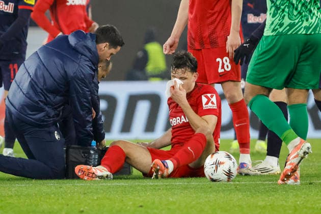 Maximilian Eggestein (SC Freiburg, 08) verletzt am Boden , Deutschland, Fussball, UEFA Europa League, 6. Spieltag, 2025 2026, SC Freiburg vs. RB Salzburg, 11.12.2025, Europa-Park Stadion (Freiburg), Freiburg im Breisgau, Deutschland Freiburg im Breisgau Europa-Park Stadion (Freiburg) Baden-Württemberg Deutschland Copyright: xGrantxHubbsx