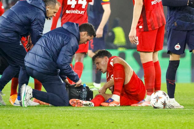 Maximilian Eggestein (SC Freiburg, 08) verletzt am Boden , Deutschland, Fussball, UEFA Europa League, 6. Spieltag, 2025 2026, SC Freiburg vs. RB Salzburg, 11.12.2025, Europa-Park Stadion (Freiburg), Freiburg im Breisgau, Deutschland Freiburg im Breisgau Europa-Park Stadion (Freiburg) Baden-Württemberg Deutschland Copyright: xGrantxHubbsx