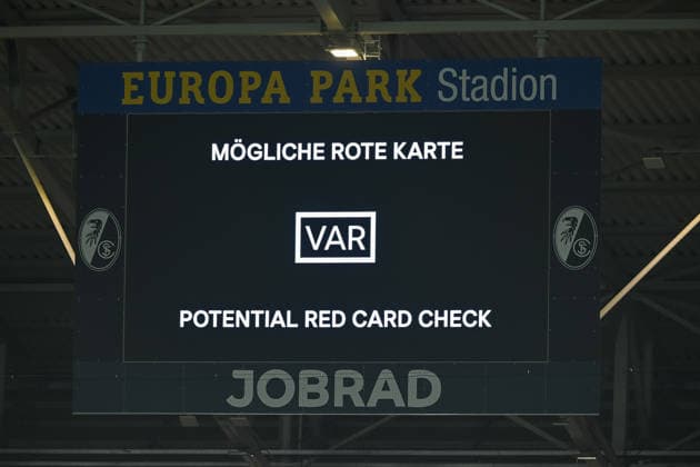 VAR Check Rote Karte GER, SC Freiburg - FC Salzburg, Fussball, Europa League, 6. Spieltag, Saison 2025 2026, 11.12.2025 GER, SC Freiburg - FC Salzburg, Fussball, Europa League, 6. Spieltag, Saison 2025 2026, 11.12.2025 Freiburg Copyright: xEibner-Pressefoto ThomasxHessx EP_THS
