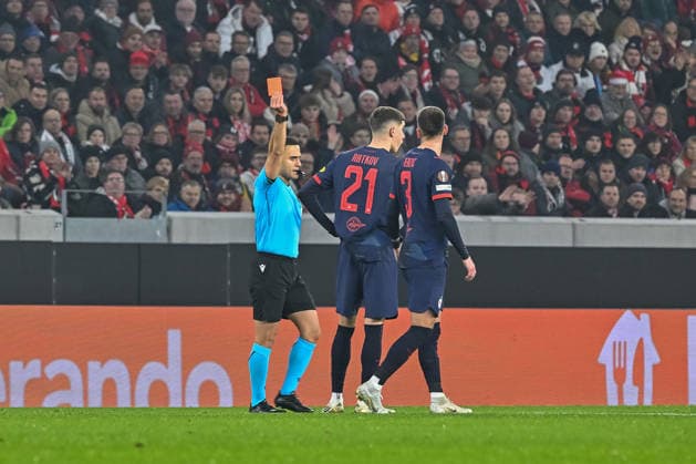 Elchin Masiyev (Schiedsrichter) zeigt die Geld-Rote Karte in Richtung Petar Ratkov (FC Red Bull Salzburg, 21) GER, SC Freiburg - FC Salzburg, Fussball, Europa League, 6. Spieltag, Saison 2025 2026, 11.12.2025 GER, SC Freiburg - FC Salzburg, Fussball, Europa League, 6. Spieltag, Saison 2025 2026, 11.12.2025 Freiburg Copyright: xEibner-Pressefoto ThomasxHessx EP_THS