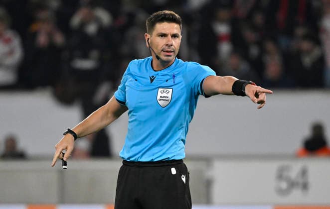 Schiedsrichter Referee Marian Barbu (ROU) Gestik Geste VfB Stuttgart vs Maccabi Tel-Aviv FC EUROPA LEAGUE EL 11.12.2025 DFL REGULATIONS PROHIBIT ANY USE OF PHOTOGRAPHS AS IMAGE SEQUENCES AND OR QUASI-VIDEO VfB Stuttgart vs Maccabi Tel-Aviv FC EUROPA LEAGUE EL