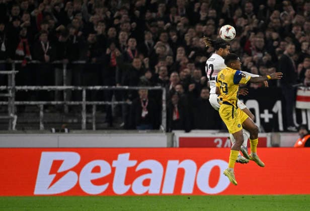 Kopfballduell Zweikampf Aktion Helio Varela Maccabi Tel-Aviv FC (29) gegen Lorenz Assignon VfB Stuttgart (22) im Hintergrund Bandenwerbung Logo BETANO VfB Stuttgart vs Maccabi Tel-Aviv FC EUROPA LEAGUE EL 11.12.2025 DFL REGULATIONS PROHIBIT ANY USE OF PHOTOGRAPHS AS IMAGE SEQUENCES AND OR QUASI-VIDEO VfB Stuttgart vs Maccabi Tel-Aviv FC EUROPA LEAGUE EL