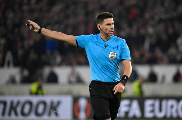Schiedsrichter Referee Marian Barbu (ROU) Gestik Geste VfB Stuttgart vs Maccabi Tel-Aviv FC EUROPA LEAGUE EL 11.12.2025 DFL REGULATIONS PROHIBIT ANY USE OF PHOTOGRAPHS AS IMAGE SEQUENCES AND OR QUASI-VIDEO VfB Stuttgart vs Maccabi Tel-Aviv FC EUROPA LEAGUE EL