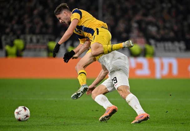 Zweikampf, Aktion Noam Ben Harosh Maccabi Tel-Aviv FC (21) gegen Finn Jeltsch VfB Stuttgart (29) VfB Stuttgart vs Maccabi Tel-Aviv FC EUROPA LEAGUE EL 11.12.2025 DFL REGULATIONS PROHIBIT ANY USE OF PHOTOGRAPHS AS IMAGE SEQUENCES AND OR QUASI-VIDEO VfB Stuttgart vs Maccabi Tel-Aviv FC EUROPA LEAGUE EL