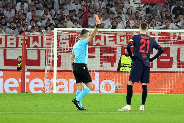 11.12.2025, xrekx, Fussball UEFA Europa League, SC Freiburg - RB Salzburg v.l. Schiedsrichter Referee Elchin Masiyev Petar Ratkov (FC Red Bull Salzburg) hat Rote Karte erhalten, Received a red card (DFL DFB REGULATIONS PROHIBIT ANY USE OF PHOTOGRAPHS as IMAGE SEQUENCES and or QUASI-VIDEO) Freiburg