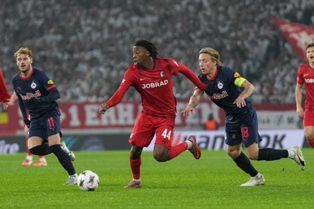 Johan Manzambi (SC Freiburg, 44) im Zweikampf mit Mads Bidstrup (FC Red Bull Salzburg, 18) , Deutschland, Fussball, UEFA Europa League, 6.Spieltag, Ligaphase, 2025 2026, SC Freiburg vs. FC Salzburg, 11.12.2025, Europa-Park Stadion, Freiburg, Deutschland Freiburg Europa-Park Stadion Baden-Württemberg Deutschland Copyright: xArnexAmbergx
