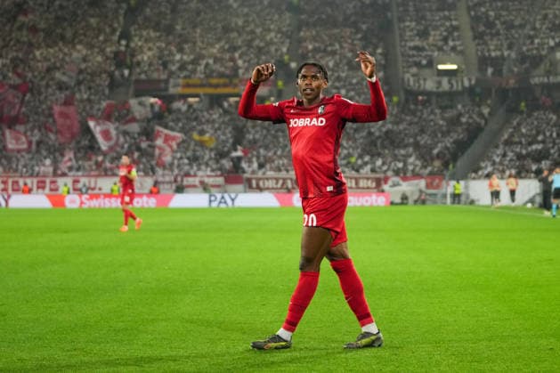 UEFA Europa League: SC Freiburg vs FC Salzburg, 11.12.2025 Junior Adamu (SC Freiburg, 20) der die Fans motiviert UEFA Europa League: SC Freiburg vs FC Salzburg, Europa-Park-Stadion, 11.12.2025 Copyright: xBEAUTIFULxSPORTS Boscox
