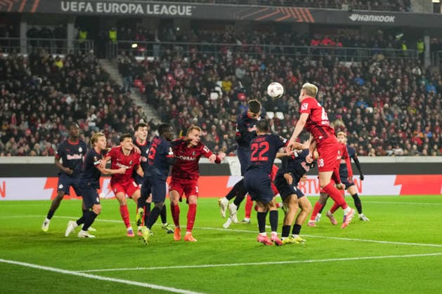 UEFA Europa League: SC Freiburg vs FC Salzburg, 11.12.2025 Aleksa Terzi? (FC Salzburg, 3) mit einem Kopfball raus aus dem eigenen Sechzehner UEFA Europa League: SC Freiburg vs FC Salzburg, Europa-Park-Stadion, 11.12.2025 Copyright: xBEAUTIFULxSPORTS Boscox