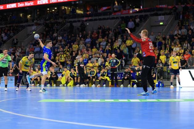 RECORD DATE NOT STATED Szene mit Kay Smits (31; VfL Gummersbach) und David Späth (29; Rhein Neckar Löwen) Kay Smits (31; VfL Gummersbach) in Aktion