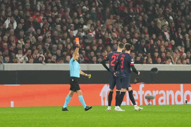 UEFA Europa League: SC Freiburg vs FC Salzburg, 11.12.2025 Elchin Masiyev (Schiedsrichter) der nach VAR Entscheidung die Rote Karte Petar Ratkov (FC Salzburg, 21) zeigt UEFA Europa League: SC Freiburg vs FC Salzburg, Europa-Park-Stadion, 11.12.2025 Copyright: xBEAUTIFULxSPORTS Boscox