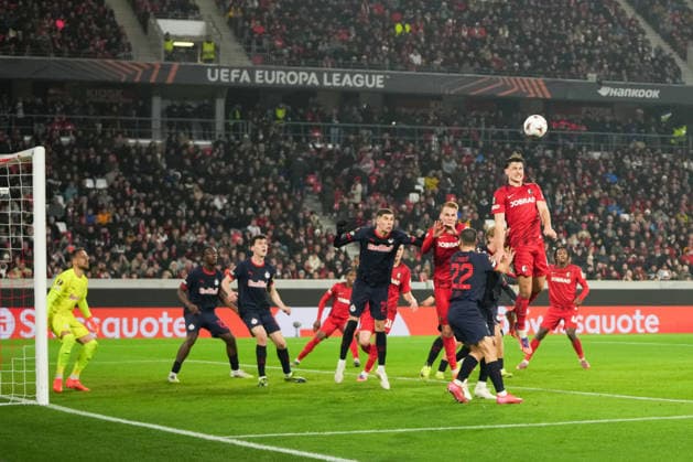 UEFA Europa League: SC Freiburg vs FC Salzburg, 11.12.2025 Maximilian Eggestein (SC Freiburg, 8) mit einem Kopfball UEFA Europa League: SC Freiburg vs FC Salzburg, Europa-Park-Stadion, 11.12.2025 Copyright: xBEAUTIFULxSPORTS Boscox