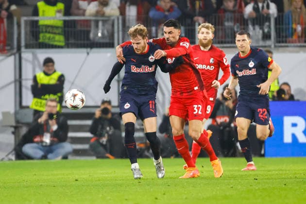 Yorbe Vertessen (RB Salzburg, 11) und Vincenzo Grifo (SC Freiburg, 32) im Kampf um den Ball , Deutschland, Fussball, UEFA Europa League, 6. Spieltag, 2025 2026, SC Freiburg vs. RB Salzburg, 11.12.2025, Europa-Park Stadion (Freiburg), Freiburg im Breisgau, Deutschland Freiburg im Breisgau Europa-Park Stadion (Freiburg) Baden-Württemberg Deutschland Copyright: xGrantxHubbsx