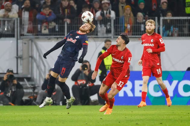 Yorbe Vertessen (RB Salzburg, 11) und Vincenzo Grifo (SC Freiburg, 32) im Kampf um den Ball , Deutschland, Fussball, UEFA Europa League, 6. Spieltag, 2025 2026, SC Freiburg vs. RB Salzburg, 11.12.2025, Europa-Park Stadion (Freiburg), Freiburg im Breisgau, Deutschland Freiburg im Breisgau Europa-Park Stadion (Freiburg) Baden-Württemberg Deutschland Copyright: xGrantxHubbsx