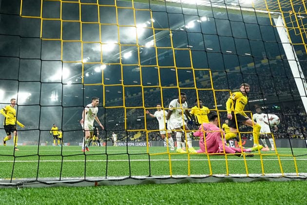 Schweiz: UEFA Europa League 2025 26, BSC Young Boys vs LOSC Lille - Stadion Wankdorf, Bern: tor von Darian Males (39 Young Boys) Bern Stadion Wankdorf Bern Schweiz Copyright: xKjetilxWaberx