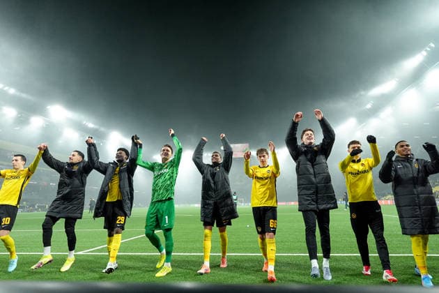 Schweiz: UEFA Europa League 2025 26, BSC Young Boys vs LOSC Lille - Stadion Wankdorf, Bern: Das Team von BSC Young Boys nach dem Sieg gegen LOSC Lille Bern Stadion Wankdorf Bern Schweiz Copyright: xKjetilxWaberx