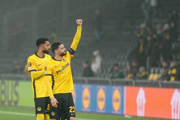 Schweiz: UEFA Europa League 2025 26, BSC Young Boys vs LOSC Lille - Stadion Wankdorf, Bern: Loris Benito (23 Young Boys) nach dem Sieg gegen LOSC Lille Bern Stadion Wankdorf Bern Schweiz Copyright: xKjetilxWaberx