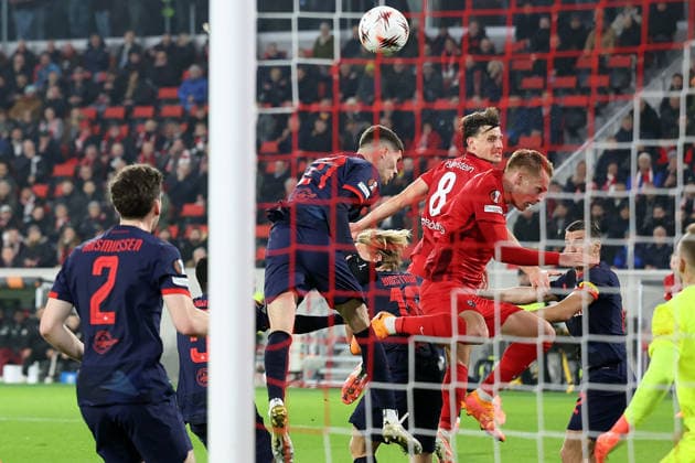 11.12.2025, xrekx, Fussball UEFA Europa League, SC Freiburg - RB Salzburg v.l. Kopfball Maximilian Eggestein (SC Freiburg) (DFL DFB REGULATIONS PROHIBIT ANY USE OF PHOTOGRAPHS as IMAGE SEQUENCES and or QUASI-VIDEO) Freiburg