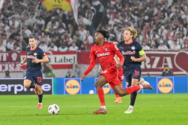 Johan Manzambi (SC Freiburg, 44) am Ball und im Laufduell mit Mads Bidstrup (FC Red Bull Salzburg, 18) GER, SC Freiburg - FC Salzburg, Fussball, Europa League, 6. Spieltag, Saison 2025 2026, 11.12.2025 GER, SC Freiburg - FC Salzburg, Fussball, Europa League, 6. Spieltag, Saison 2025 2026, 11.12.2025 Freiburg Copyright: xEibner-Pressefoto ThomasxHessx EP_THS