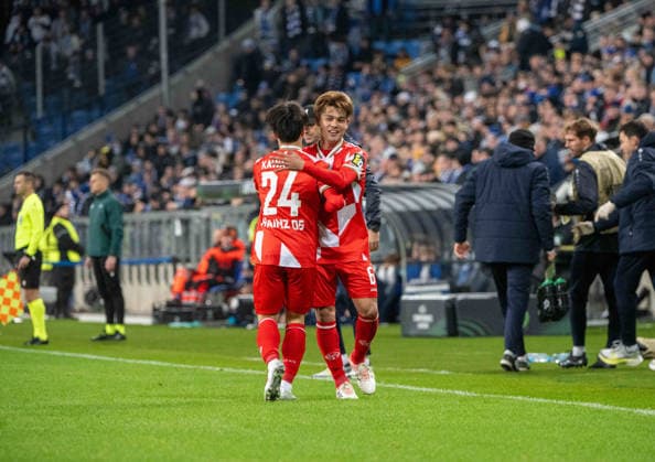 Fußball, Herren, Saison 2025 2026, UEFA Europa Conference League (5. Spieltag), Lech Posen - 1. FSV Mainz 05, v. l. Sota Kawasaki (Mainz), Kaishu Sano (Mainz), Jubel nach Tor zum 0:1, 11.12. 2025, Copyright: xMatthiasxKochx