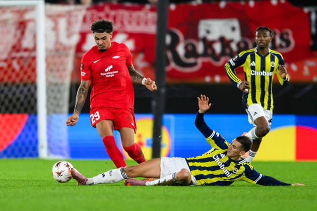 251211 Noah Jean Holm of Brann and Mert Müldür of Fenerbahce during the UEFA Europa League football match between Brann and Fenerbache on December 11, 2025 in Bergen. Photo: Marius Simensen BILDBYRAN COP 238 MM0053 bbeng fotboll football soccer fotball uefa europa league brann fenerbache Copyright: MARIUSxSIMENSEN BB251211ZA015