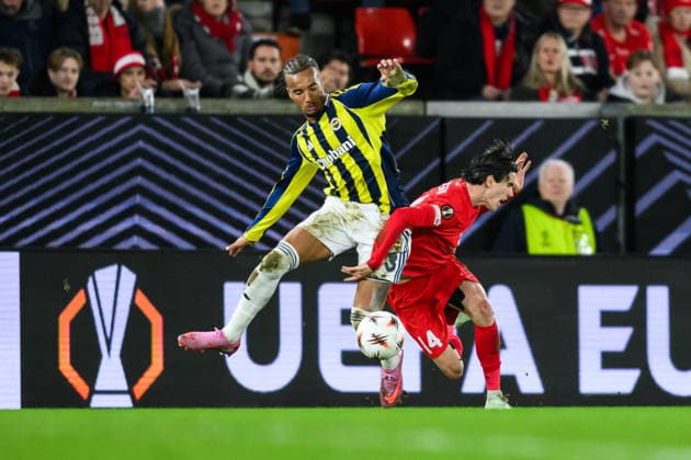 251211 Archie Brown of Fenerbahce and Ulrik Mathisen of Brann during the UEFA Europa League football match between Brann and Fenerbache on December 11, 2025 in Bergen. Photo: Marius Simensen BILDBYRAN COP 238 MM0053 bbeng fotboll football soccer fotball uefa europa league brann fenerbache Copyright: MARIUSxSIMENSEN BB251211ZE034