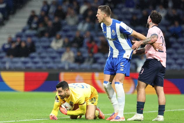 Porto, 11 12 2025 - FC Porto hosted Malmö at stadium do Dragao in a match for the 6th round of Europa League 2025 26. Diogo Costa; Bednarek; Sead Haksabanovic; (Catarina Morais Kapta+) KATA4195 Porto Portugal Copyright: xCatarinaxMoraisx xKapta+x