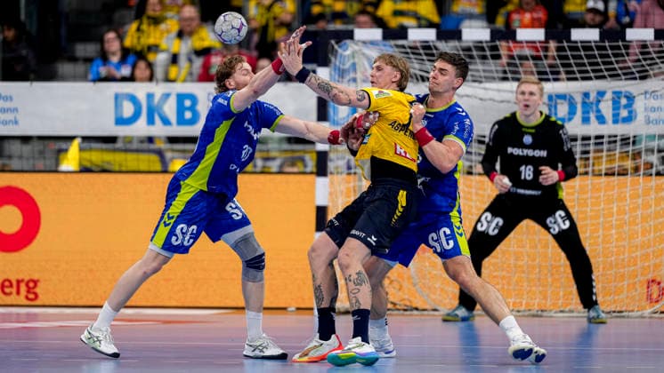 v.li.: Tom Kiesler (VfL, 30), Edwin Aspenbäck (RNL, 78), Stepan Zeman (VfL, 66), Zweikampf, Spielszene, Duell, duel, tackle, tackling, Dynamik, Action, Aktion, 11.12.2025, Mannheim (Deutschland), Handball, Bundesliga, Rhein-Neckar Löwen - VfL Gummersbach