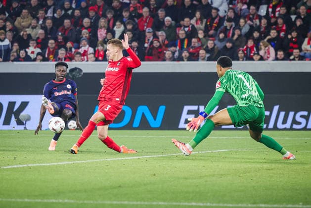 11.12.2025, xhettx, Fussball UEFA Europa League, SC Freiburg - RB Salzburg v.l. Edmund Baidoo (FC Salzburg, 20) mit einem Schuss oder Vorlage für Yorbe Vertessen (FC Salzburg, 11) (DFL DFB REGULATIONS PROHIBIT ANY USE OF PHOTOGRAPHS as IMAGE SEQUENCES and or QUASI-VIDEO) Freiburg