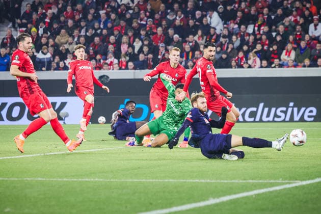 11.12.2025, xhettx, Fussball UEFA Europa League, SC Freiburg - RB Salzburg v.l. Yorbe Vertessen (FC Salzburg, 11) kommt nicht an den Ball (DFL DFB REGULATIONS PROHIBIT ANY USE OF PHOTOGRAPHS as IMAGE SEQUENCES and or QUASI-VIDEO) Freiburg