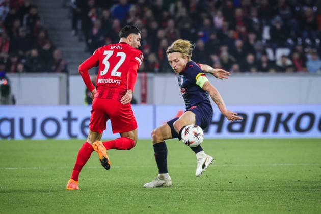 11.12.2025, xhettx, Fussball UEFA Europa League, SC Freiburg - RB Salzburg v.l. Vincenzo Grifo (SC Freiburg, 32) und Mads Bidstrup (FC Salzburg, 18) (DFL DFB REGULATIONS PROHIBIT ANY USE OF PHOTOGRAPHS as IMAGE SEQUENCES and or QUASI-VIDEO) Freiburg