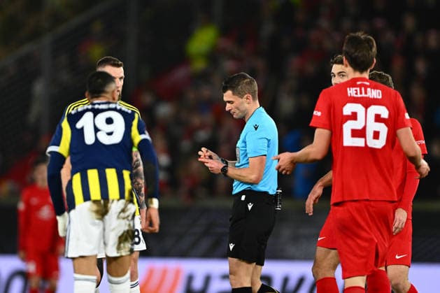 Brann v Fenerbahce - UEFA Europa League BERGEN, NORWAY - DECEMBER 11: Referee shows red card to Eivind Helland of Brann during the UEFA Europa League Week 6 match between Brann and Fenerbahce at Brann Stadium in Bergen, Norway on December 11, 2025. Oguz Yeter Anadolu Bergen Norway. Editorial use only. Please get in touch for any other usage.  Copyright: x2025xAnadoluxOguzxYeterx