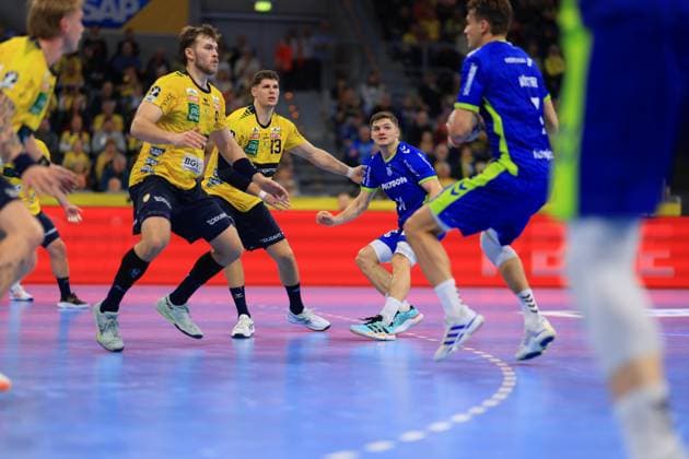 RECORD DATE NOT STATED Szene mit Steven Plucnar Jacobsen (9; Rhein Neckar Löwen), Sebastian Heymann (13; Rhein Neckar Löwen) und Kay Smits (31; VfL Gummersbach) Kay Smits (31; VfL Gummersbach) im Zweikampf mit Steven Plucnar Jacobsen (9; Rhein Neckar Löwen) und Sebastian Heymann (13; Rhein Neckar Löwen)
