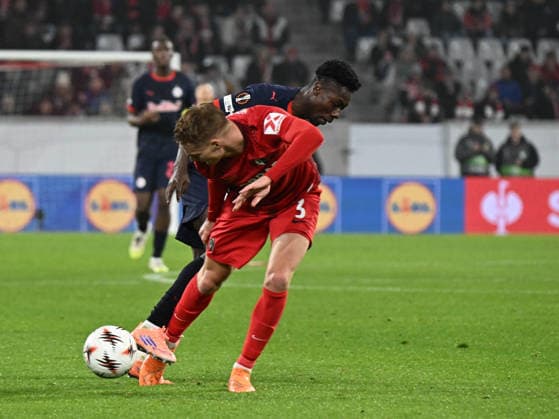 SOCCER - UEFA EL, Freiburg vs RBS FREIBURG,GERMANY,11.DEC.25 - SOCCER - UEFA Europa League, SC Freiburg vs Red Bull Salzburg. Image shows Edmund Baidoo (RBS) and Philipp Lienhart (Freiburg).  GEPAxpictures xOliverxLerch